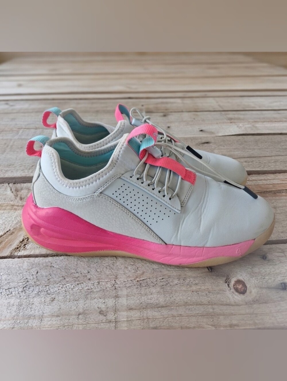 RARE Clove "Women’s Light Blue Sneakers w. Pink Accent - Sporty Casual Slip-Ons